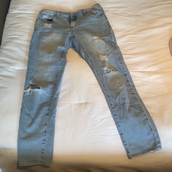 Just USA Distressed Mid/Light Wash Jeans - Picture 2 of 6
